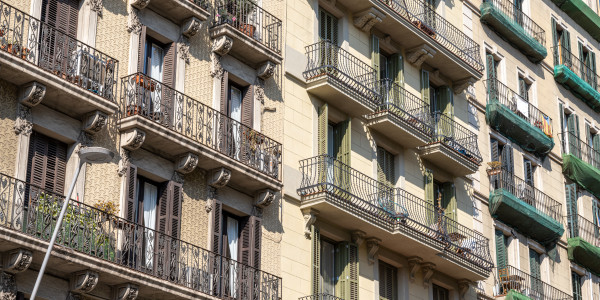 Trabajos Verticales en Fachadas de Edificios / Viviendas en Alcorcón · Pintado de Fachadas con Difícil Acceso